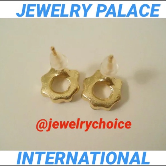 🆕Golden Tiny Wreath With Crystal Post Earrings. - Picture 7 of 8